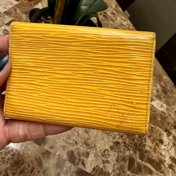 ⭐️⭐️Louis Vuitton Yellow Epi Leather 6-Ring Key-holder Wallet - Picture 5 of 15